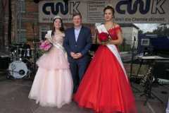 ehemaligeund-neuedahlienkoenigin-mit-buergermeister