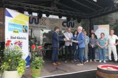 uebergabe-fairtrade-stadt-urkunde-durch-ehrenbotschafter-holz