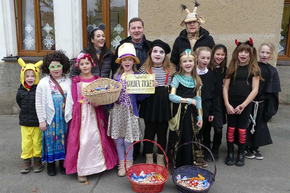 Kostümierte Schulkinder, Lehrer und Bürgermeister Oliver Voigt