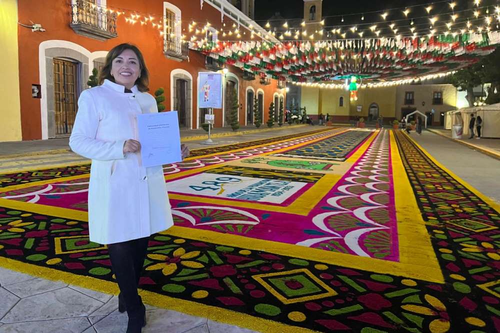 Koordinatorin Isabel Aquino Romero präsentiert Bewerbungsurkunde